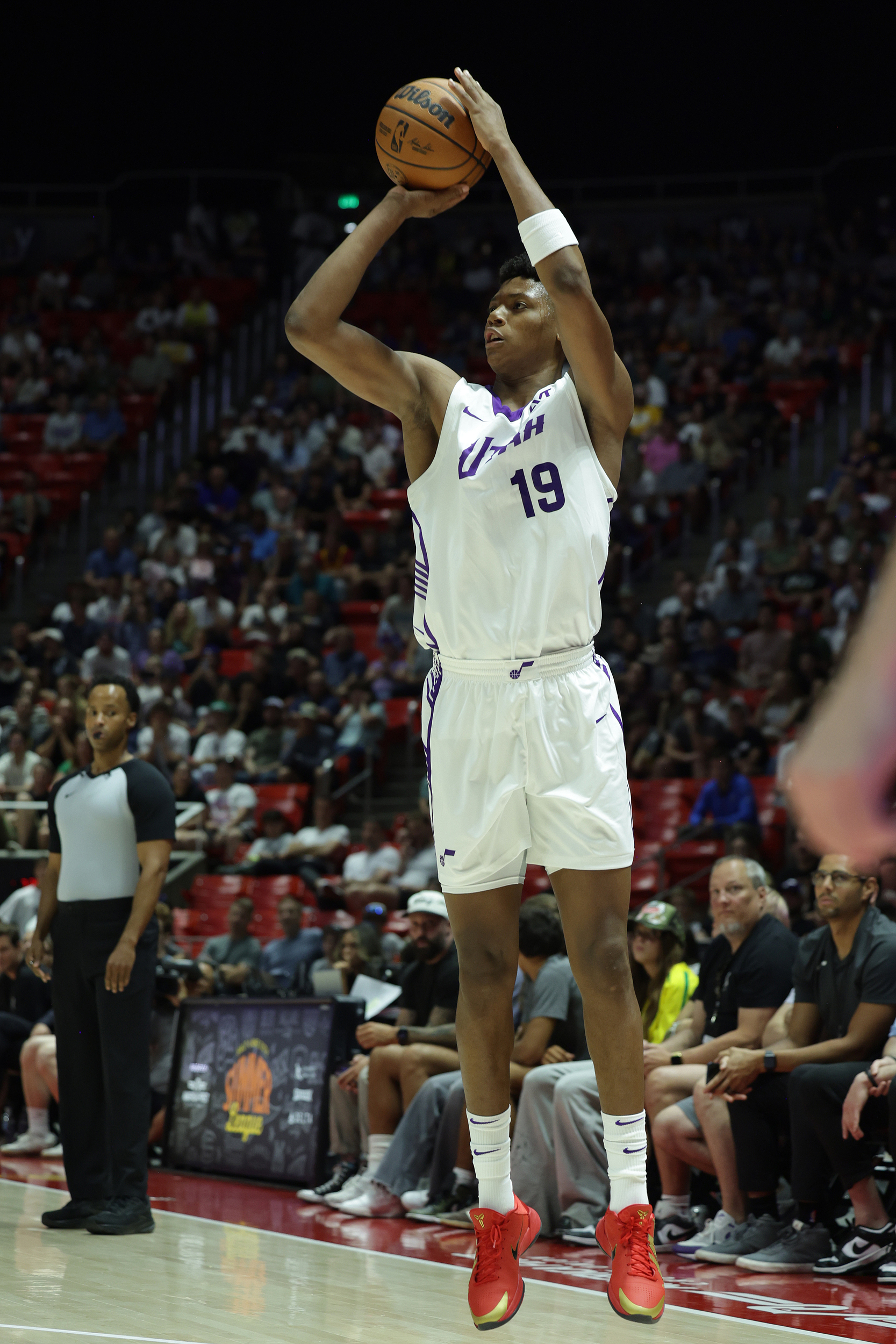 星空体育app下载-盛赞球迷热情！贝利：现场氛围太炸了，每次罚球都有山呼海啸的呐喊