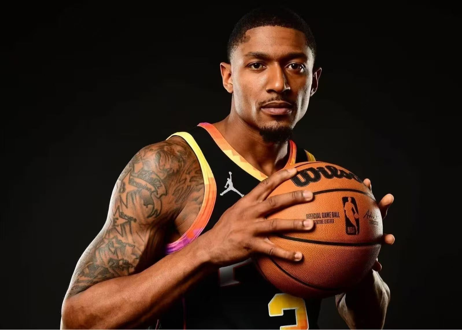 星空体育app下载-美媒：比尔潜在下家仅勇士能动用中产，但需先解决库明加的问题