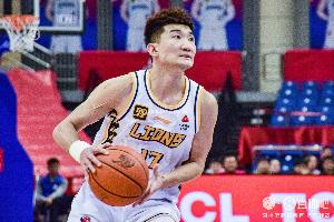 星空体育官方网站-投射还没怎么开！孙铭徽半场9中3&amp;三分5中2拿到10分2板7助