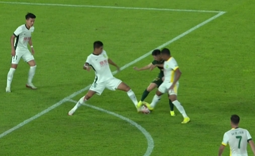 雷速评审团：程进与对手2人争抢球权时踩到脚踝染红，这次判罚正确吗