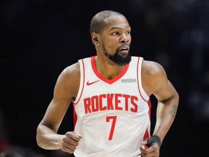 星空体育app下载-攻守兼备！卡佩拉现身火箭球馆，左手小勾手屡投屡中，技术太娴熟