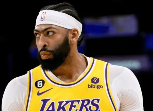 星空体育官方网站-美媒评选新赛季10大二当家 浓眉居首布克布朗紧随