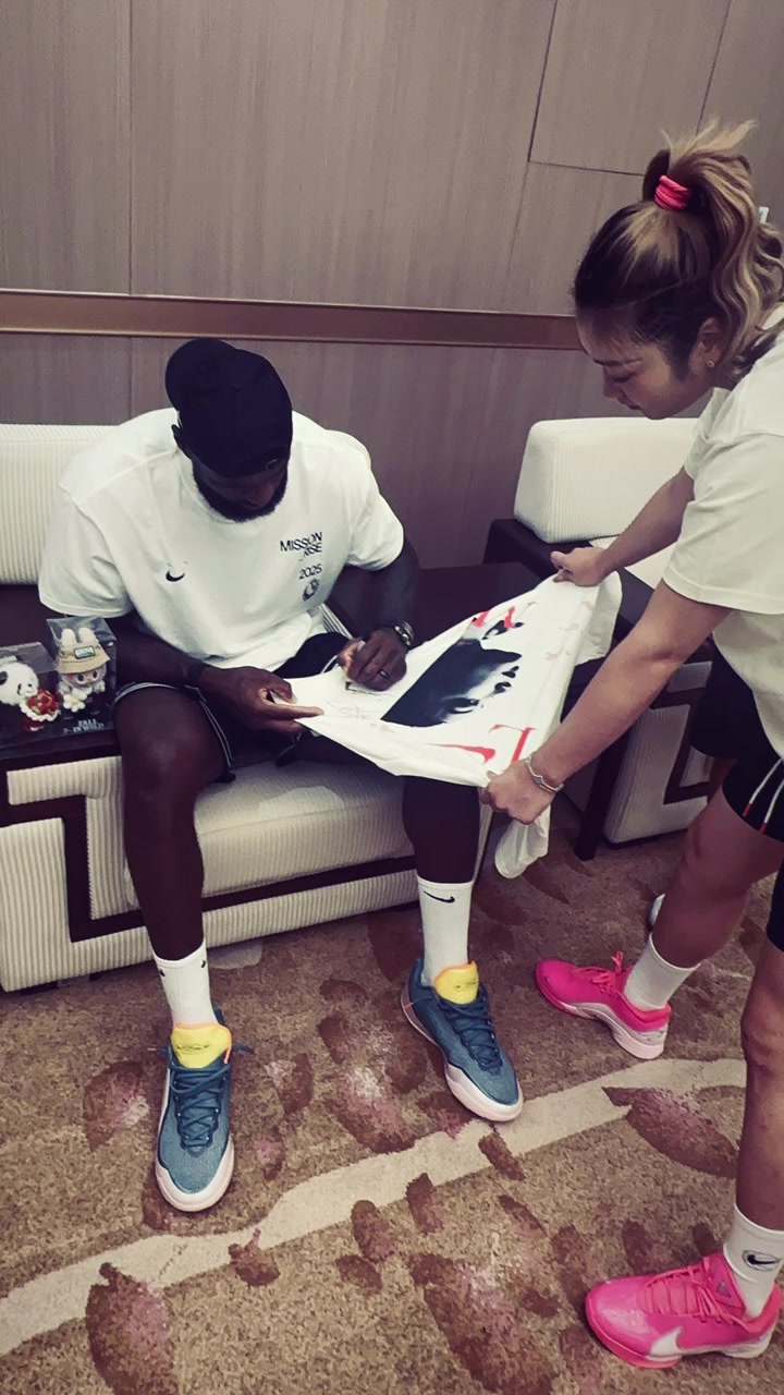 星空体育官网-李梦晒老詹签名视频：愿我的老板和这位远道而来的老板影响更多人