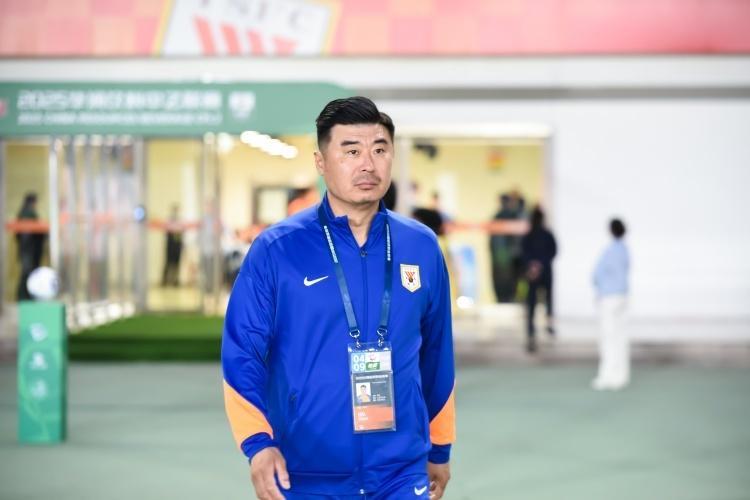 星空体育app下载-鲁沪大战前传闻不断！媒体人：韩鹏或离队专注全运，崔康熙或回归