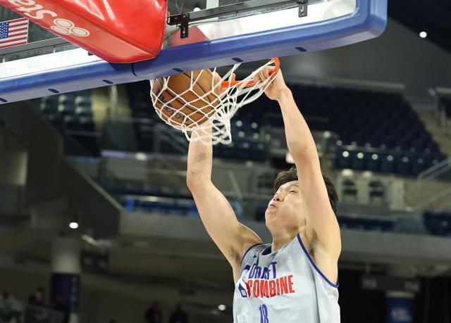 星空体育app下载-两战轰23+7+8！杨瀚森闪耀试训赛：行情大涨冲首轮？